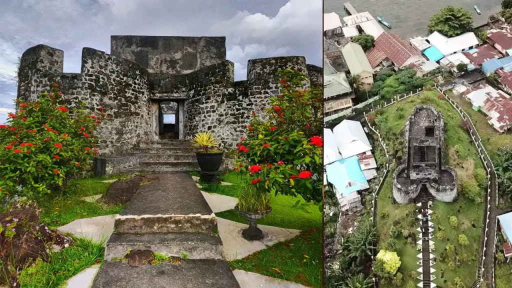 Luftaufnahme der Festung Fort Tolukko auf der Insel Ternate mit Blick auf das Meer und den Vulkan Gamalama im Hintergrund.