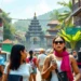 Reisepasspflicht für Touristen auf Bali: Warum Sie Ihren Reisepass immer bei sich tragen sollten 1 Das Bild zeigt eine fotorealistische, belebte Straße auf Bali, die von Touristen erkundet wird. Im Vordergrund ist eine diverse Gruppe von Reisenden zu sehen, die jeweils unauffällig ihre Reisepässe in sicheren Aufbewahrungsmöglichkeiten wie Halsbeuteln oder versteckten Reisegeldbörsen tragen. Die Umgebung ist geprägt von üppigem tropischem Grün und traditioneller balinesischer Architektur, was die kulturelle Fülle der Region unterstreicht. Die Atmosphäre wirkt einladend, während subtil auf die Wichtigkeit von Reisevorbereitung und rechtlichem Bewusstsein hingewiesen wird, insbesondere im Hinblick auf die Reisepasspflicht für Touristen auf Bali.