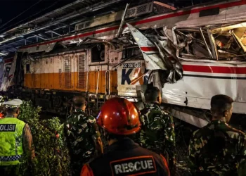 Zugunglück Jakarta mit zerstörten Waggons und Rettungskräften in Bekasi