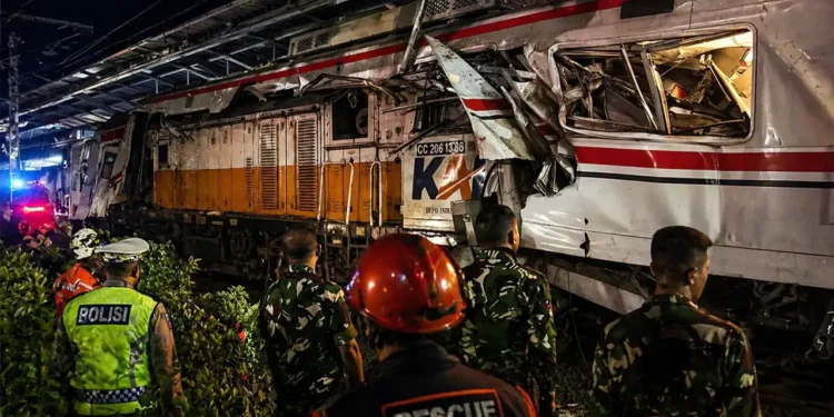 Zugunglück Jakarta mit zerstörten Waggons und Rettungskräften in Bekasi