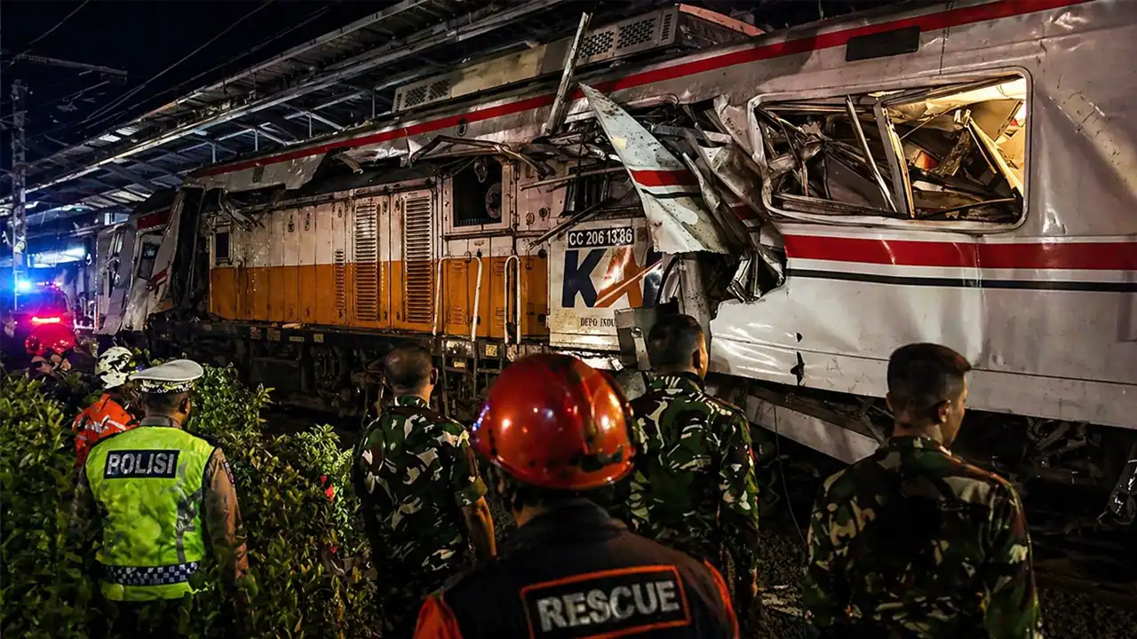 Zugunglück Jakarta mit zerstörten Waggons und Rettungskräften in Bekasi