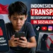 Indonesien Social Media Kinderkonten: Kind schaut auf Smartphone mit gesperrtem Konto vor Indonesien-Flagge, Symbol für neue Regulierung